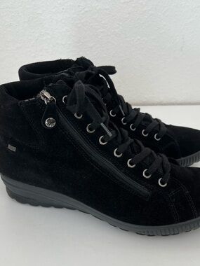 TEX Women's Black Suede Lace-Up Ankle Booties